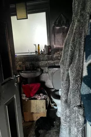 一名女子在简易蜡烛引发的恐怖房屋火灾后,只穿着衣服离开