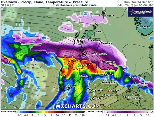 英国气象地图显示,300英里厚的雪墙每小时带来10厘米的降雪,无处幸免
