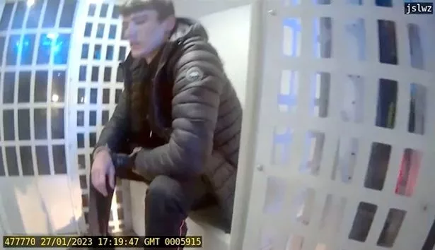 令人不寒而栗的逮捕录像显示，杀害霍莉·牛顿的凶手洛根·麦克菲尔对警察“耍了小聪明”